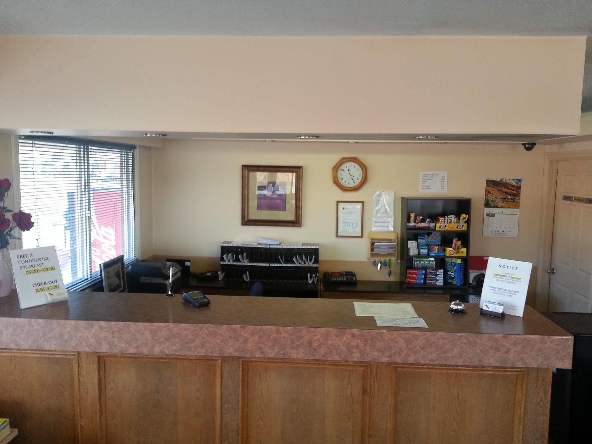 Traveller'S Inn Dawson Creek Exteriör bild